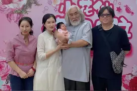 张纪中女儿满月太隆重，小公主连换三套礼服，全家穿得像拍古装片图片