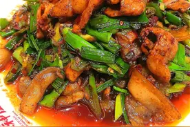 坐墩儿肉、郫县豆瓣、蒜苗、灯盏窝！成都川菜老馆子，回锅肉真香图片