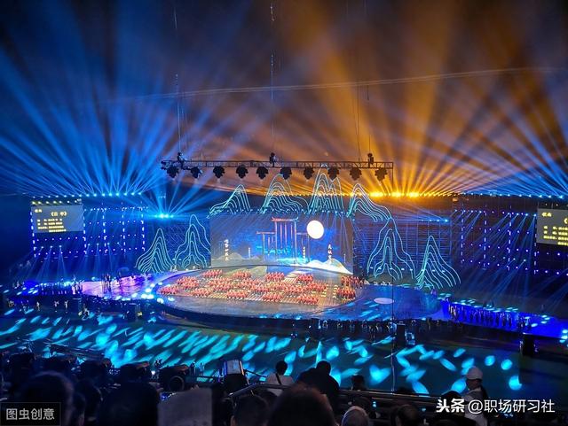 2020年公司年会主持人开场白，3套台词参考范本，很快就能用得上