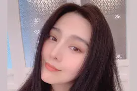 范冰冰一头乌黑长发自拍 对镜wink自称冷冷子图片