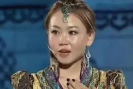 美女偷拿母亲“宰羊刀”去鉴宝，专家看后激动：你妈贵姓？图片