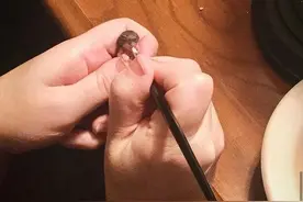 女子捡到个老鼠幼崽，决定抚养它长大，朋友们知道后都劝她扔掉图片