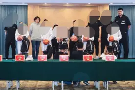 姚明与妻子罕同框，身高2米多却像小孩，一句话暴露家中婆媳和睦图片