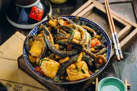 泥鳅不管怎样做，都不要放料酒，大厨教你做，腥味全跑掉图片