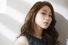 最近邂逅一个女生，以为她是“白纸”，了解后才发现她是“报纸”图片