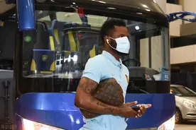 江苏苏宁抵达赛场，特谢拉、埃德尔首发图片