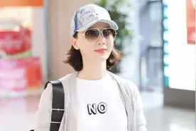 陈数的机场造型堪称教科书搭配！针织开衫配阔腿裤，舒适又高级图片
