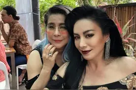 田丽越老越漂亮，53岁穿碎花裙丰腴又优雅，一头瀑布长发好迷人图片