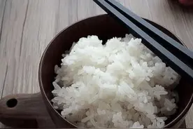 用电饭煲蒸米饭，怎样才能让米饭颗粒分明？学会这2招，轻松搞定图片
