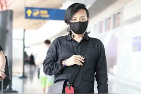 陈志朋变化挺大，一身黑加长偏分发型冷峻显酷，相比以往低调太多图片