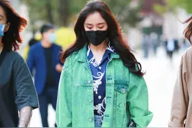 杨幂穿紧身小脚裤秀细腿，暴露小腿外翻的缺点图片