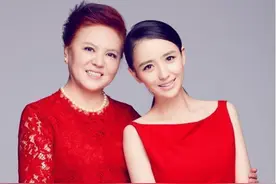 佟丽娅妈妈罕见同框，绝佳气质遗传给了女儿，衣品更是不输女儿图片