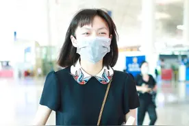 文琪一袭暗黑色系现身机场，打扮小萝莉风，17岁的她未来可期图片