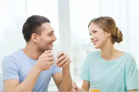 陪婆婆逛街，给丈夫打电话问他在哪，丈夫：我在陪我妈吃饭图片