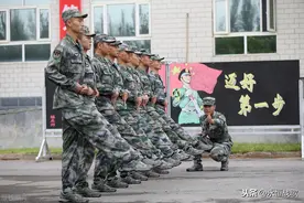 当兵迎接检查，关于手机的“趣事”，或许您当年也这样做过图片