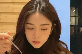 喜欢在黄昏的午后，一个人悠闲的喝着咖啡吃着甜点图片