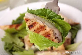 低脂减肥又美味，做个煎鸡胸肉的凯撒沙拉，西餐厅必点的蔬菜美食图片