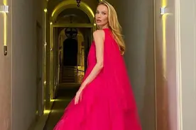 39岁俄罗斯辣妈出人意料！生完三胎也美似人偶，不愧是战斗民族图片