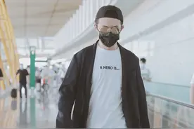 独家街拍：“许幻山”李泽锋现身机场，黑白休闲穿搭超低调图片