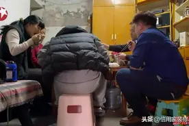 5人挤43㎡，弯腰吃饭屁股麻，女儿女婿分房睡，居然还能生二胎图片