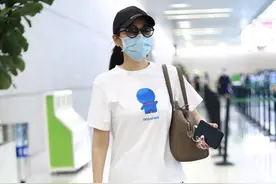 闫妮穿着一件白色的哆啦A梦短袖，搭配蓝色运动裤，穿搭好简约图片