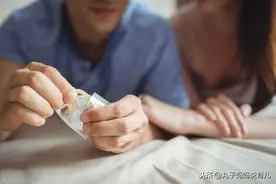 “爸爸怎么总爱压着妈妈？”尴尬瞬间，其实是教育孩子的好时机图片