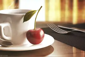 "杯子"英文你只会cup？各种酒饮料杯子的英文表达图片