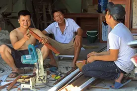 公司垮了后，上海的街头，出现了一个卖甘蔗汁的男人图片