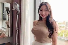 搞笑GIF: 还好水不深，妹子下次别这么玩了图片