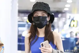 小个子大能量！郑合惠子穿蓝色背心秀身材，蛮腰细腿令人艳羡图片
