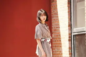 筷子腿已经过时了！李溪芮的“酒杯腿”才真好看，怎么穿都气质图片