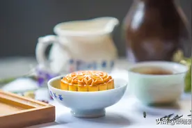 明日中秋节，老祖宗说“三果两饼一酒”别忘吃，顺应时节寓意好图片