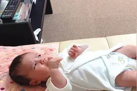 终于把宝宝哄睡，妈妈去洗澡了，回来后却再也听不到孩子喊妈妈！图片