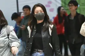 明明是少女颜却偏爱中性风 张雪迎机场营业变身酷女孩街头感霸屏图片