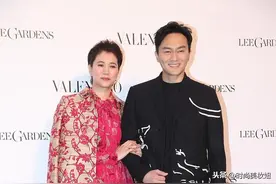 袁咏仪终于不低调，穿玫红色连衣裙配印花大衣，满满的贵妇范图片