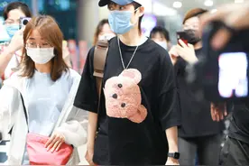 李宇春这身“小熊头”穿搭太有爱了！红色短裤+Gucci手袋，真时髦图片