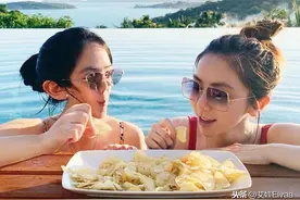 邓紫棋彻底放开，罕见“姨妈红”露背泳衣自拍，“括号臀”太晃眼图片