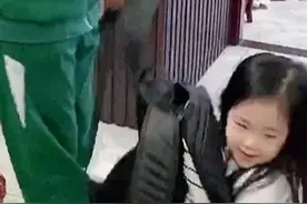 “秒怂妹妹”走红，上一秒在家还撒泼滚打，哥哥进门立马变乖乖女图片
