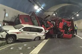 高速隧道不能超车，前方速度极慢咋办？交警：这1招既合法又安全图片