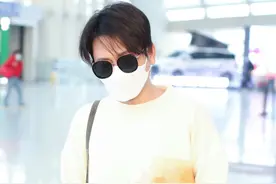 《德云社》孟鹤堂穿白色水印现身机场，自带搞笑是喜剧人图片