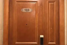 开发商送的入户门换不换？别再纠结啦，良心建材老板给你2种选择图片