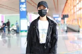 马苏好会穿呀！白T外搭黑色夹克，手里的古驰托特包好抢眼图片