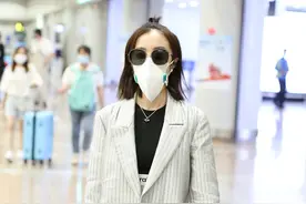 不畏绯闻做自己！胡冰卿现身机场，西装搭配短裤也很美图片