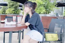 阔太李念喝下午茶太潮了，穿T恤玩下衣失踪，踩“绿雨靴”好洋气图片