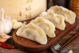 做酸菜馅饺子，牢记2个技巧，饺子鲜美多汁，香喷喷的超好吃图片