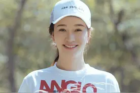 李小冉素颜还是盛世美颜！穿白T恤配牛仔阔腿裤，以为她只有28岁图片