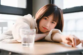 央视美女记者采访视频爆红：长得好看收入就越高，是真的图片