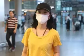 周迅又现极简式穿搭，黄T恤配牛仔裤，棒球帽造型高级、好看极了图片