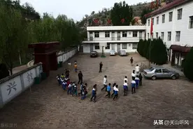 那个年代，学校建立在坟地上，不只是一个传说图片