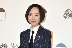 鲁豫快长点肉吧，穿条纹西装显出“牙签腿”，真像个大头娃娃图片